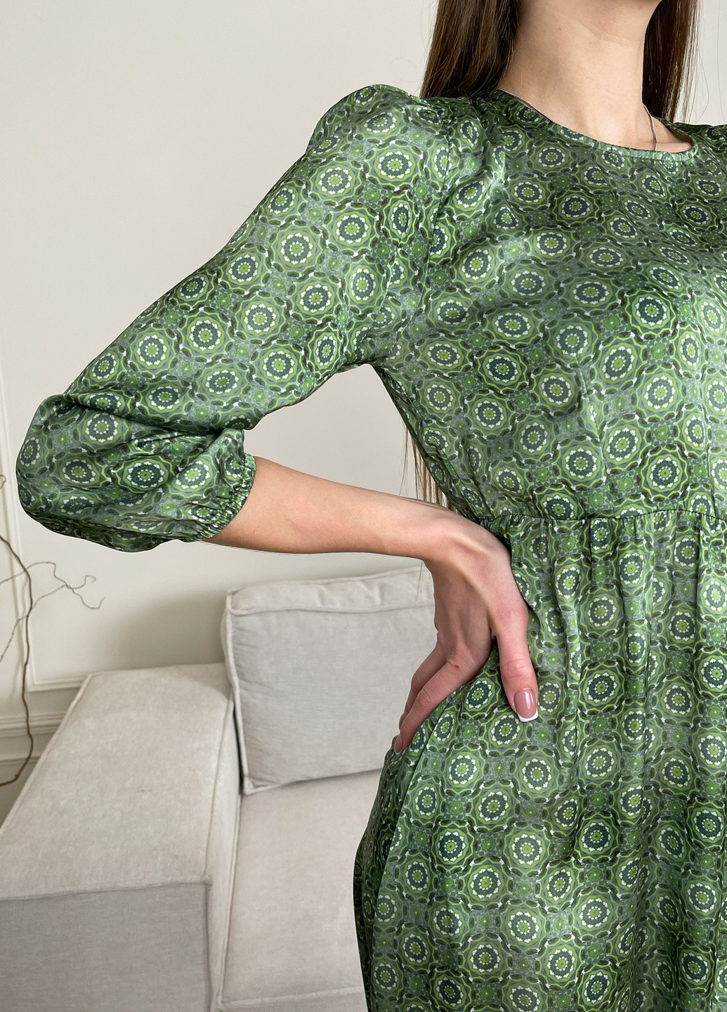 Зеленое платье миди колокол BeART с абстрактным узором