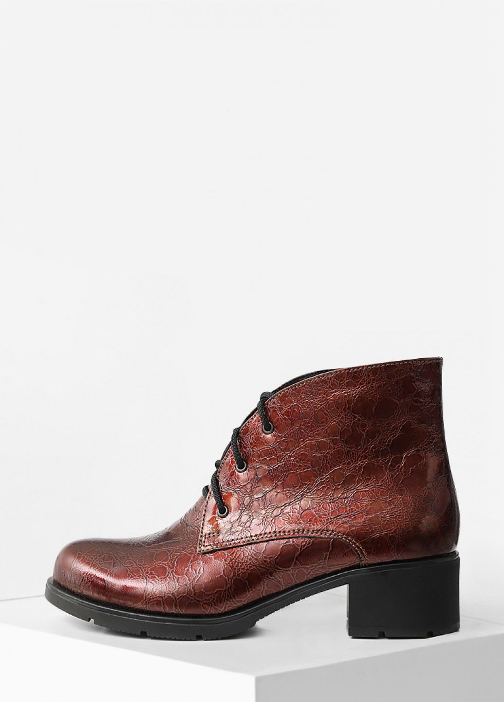 Осенние демисезонные яркие лаковые ботинки на широком каблуке Villomi со шнуровкой