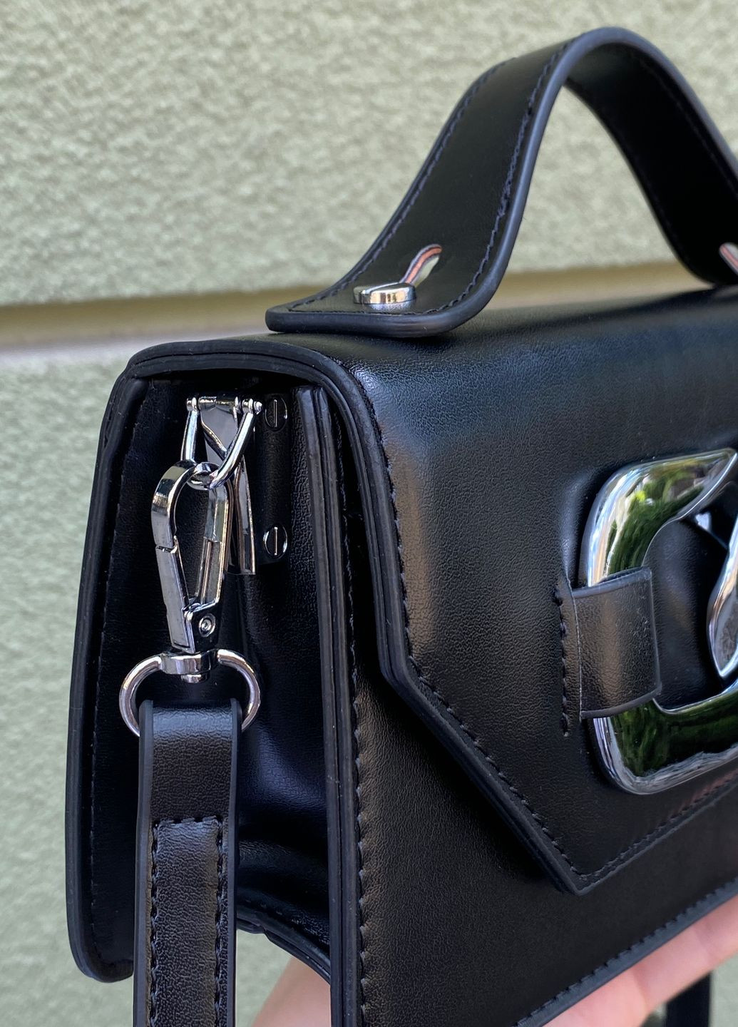 Жіноча класична сумка через плече крос-боді на ремінці чорна No Brand (267808951)