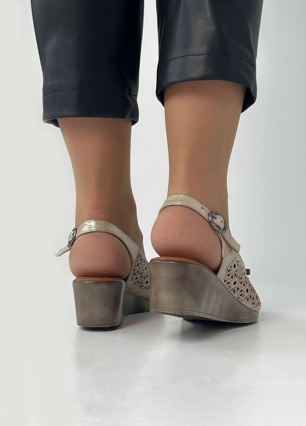 Бежевые босоножки Sherlock Soon