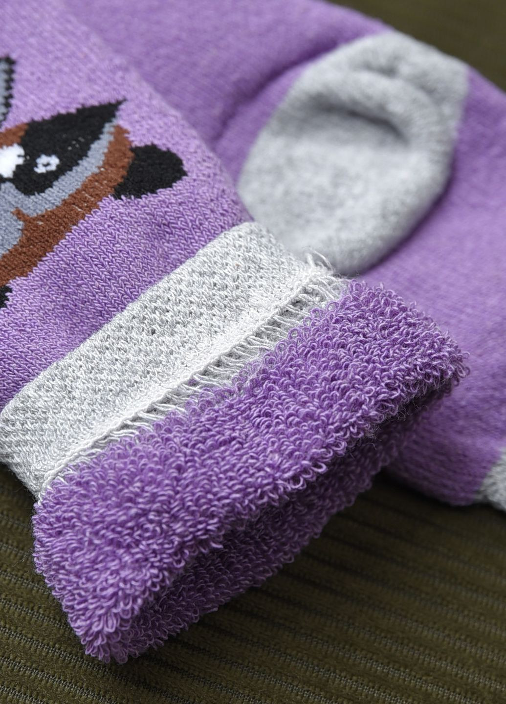 Шкарпетки махрові дитячі фіолетового кольору з малюнком Let's Shop (269692576)