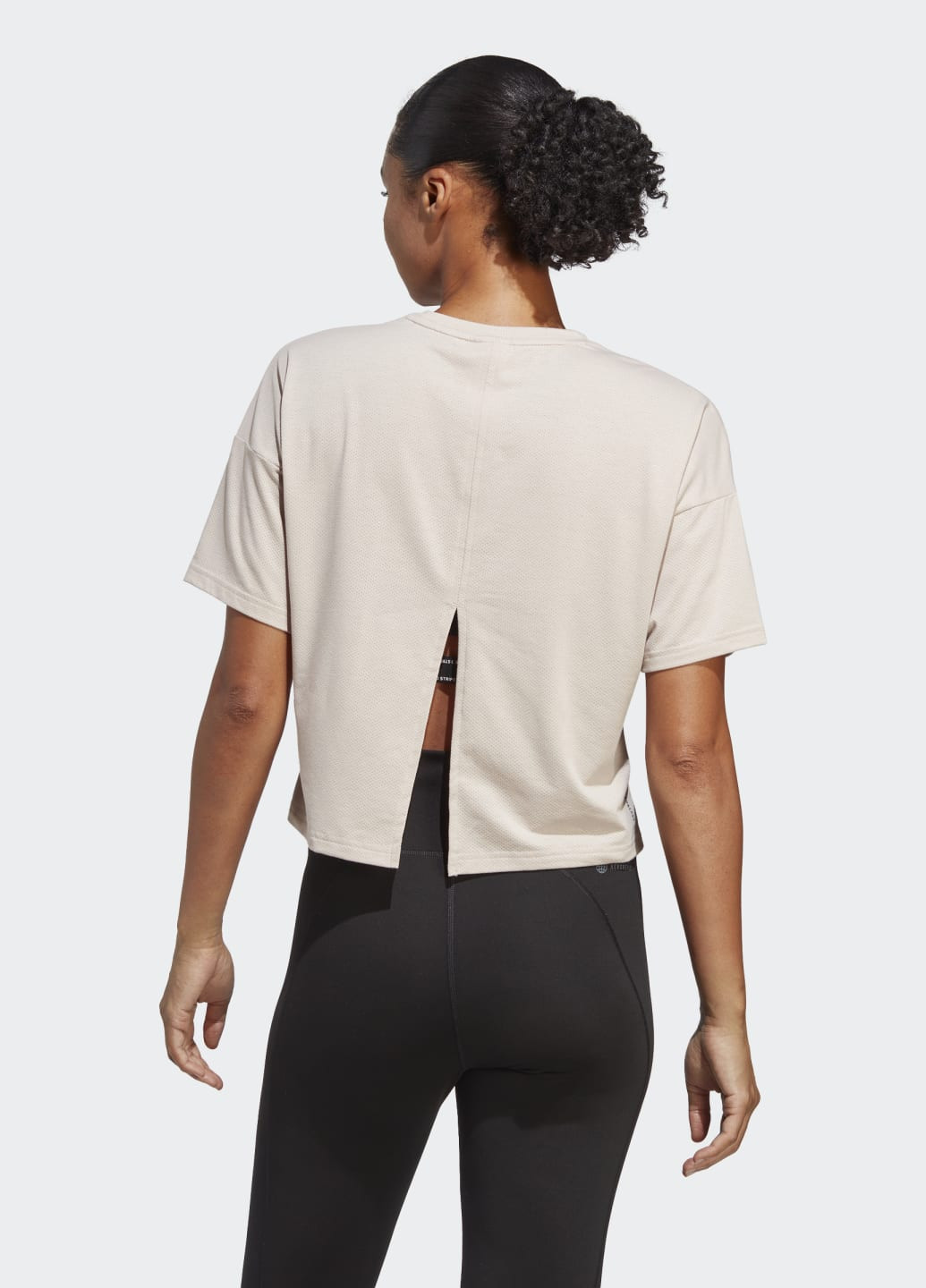 Коричнева всесезон футболка для тренувань train icons 3 bar logo adidas
