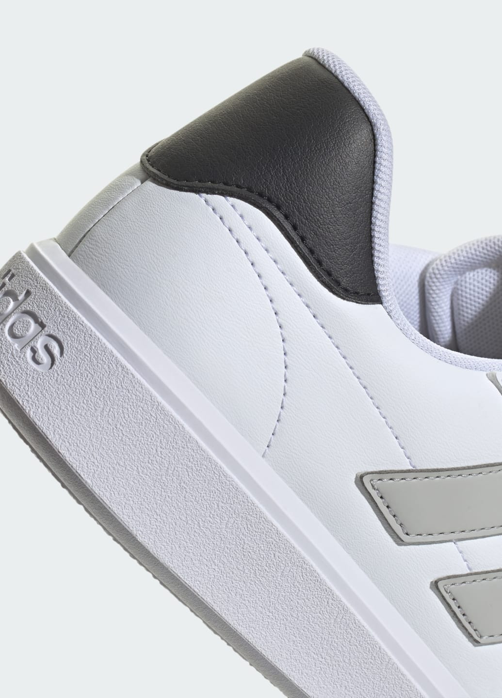 Білі всесезон кросівки courtblock adidas