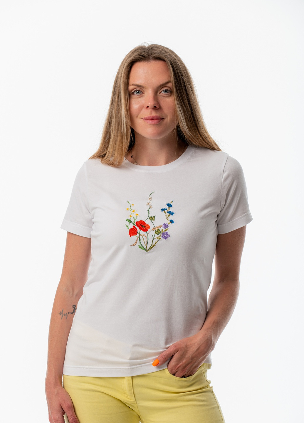 Біла жіноча футболка з вишивкою "тризуб квітуча україна" з коротким рукавом VINCA