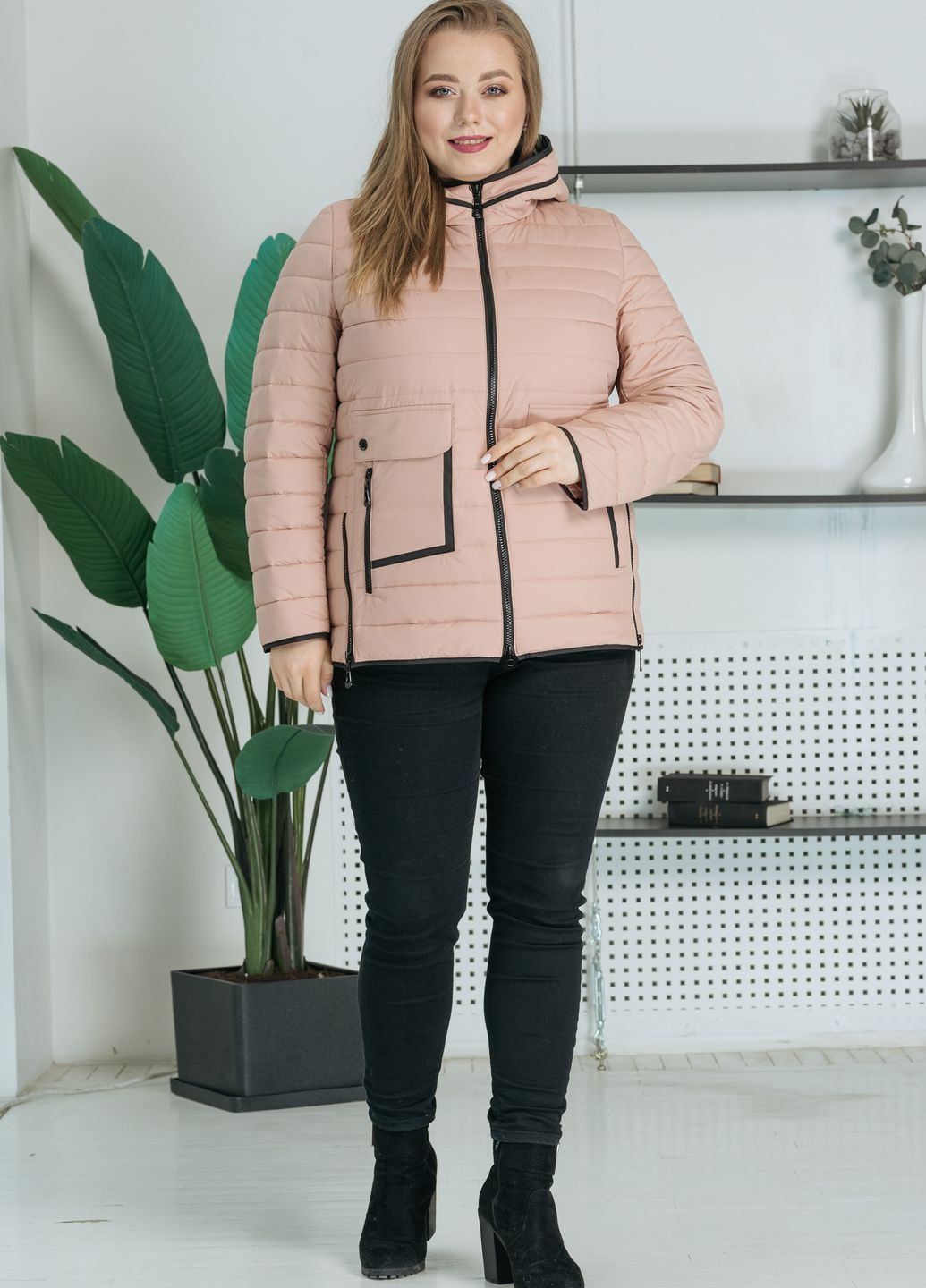 Светло-розовая демисезонная весенняя женская куртка большого размера SK