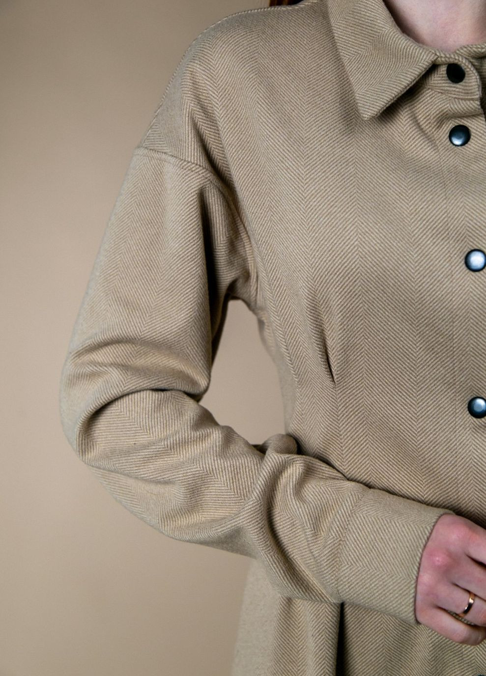 Бежевое деловое, повседневный платье-рубашка на кнопках рубашка CHICLY однотонное