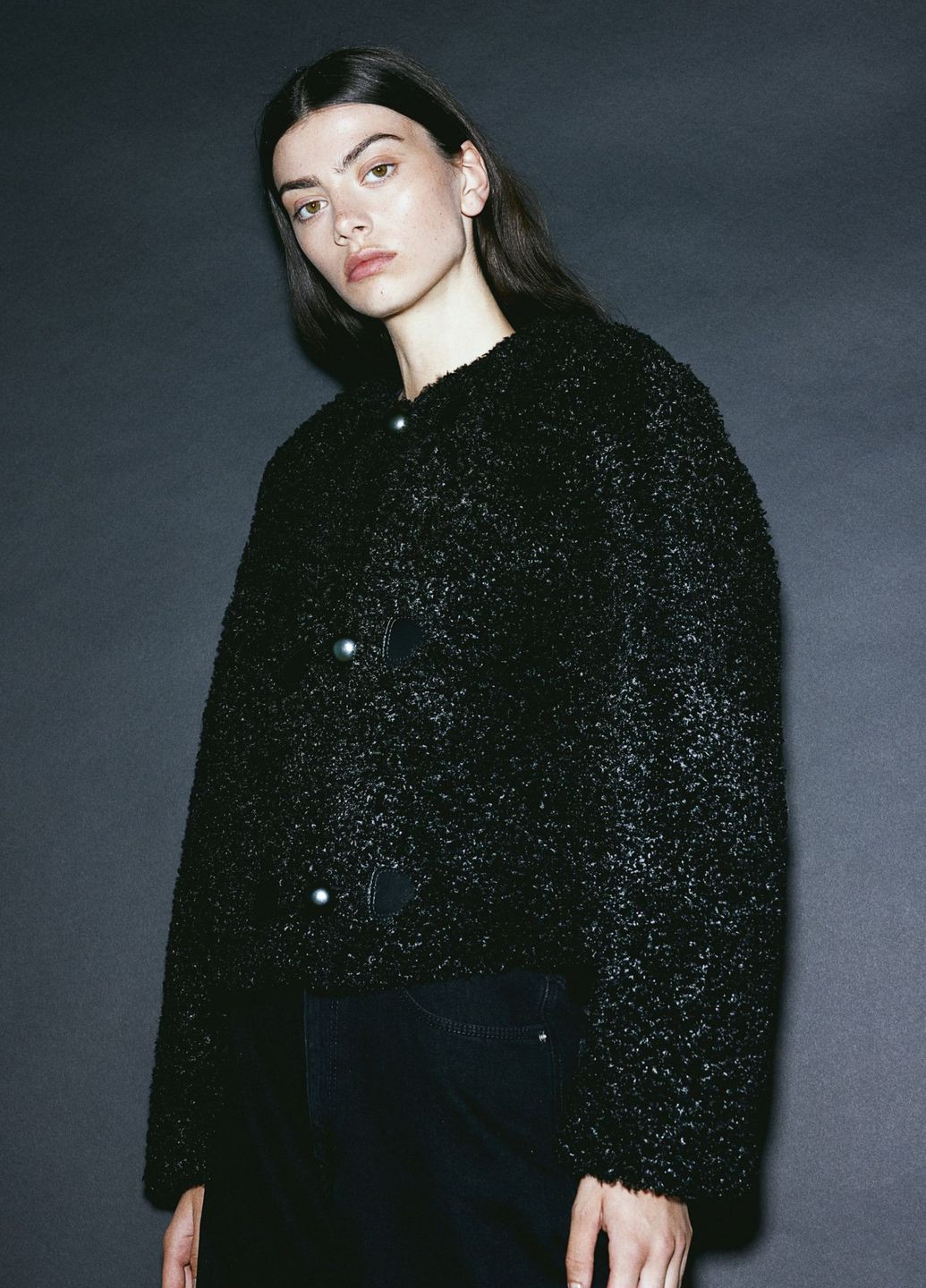 Черная демисезонная короткая куртка из мягкого флиса H&M