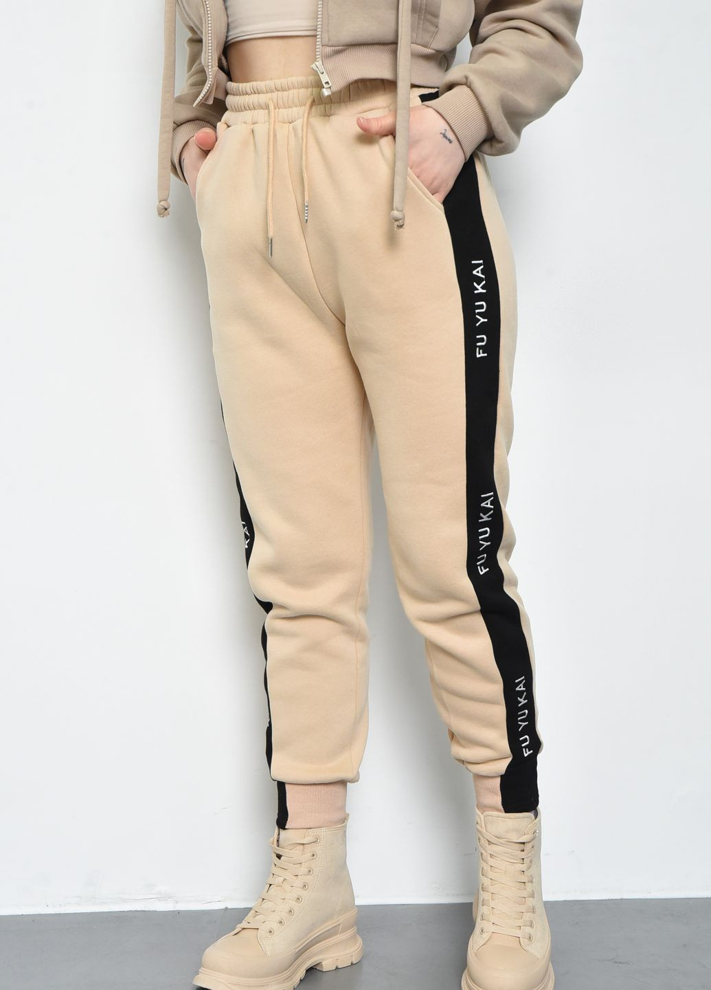Спортивные штаны женские на флисе бежевого цвета Let's Shop (275396091)