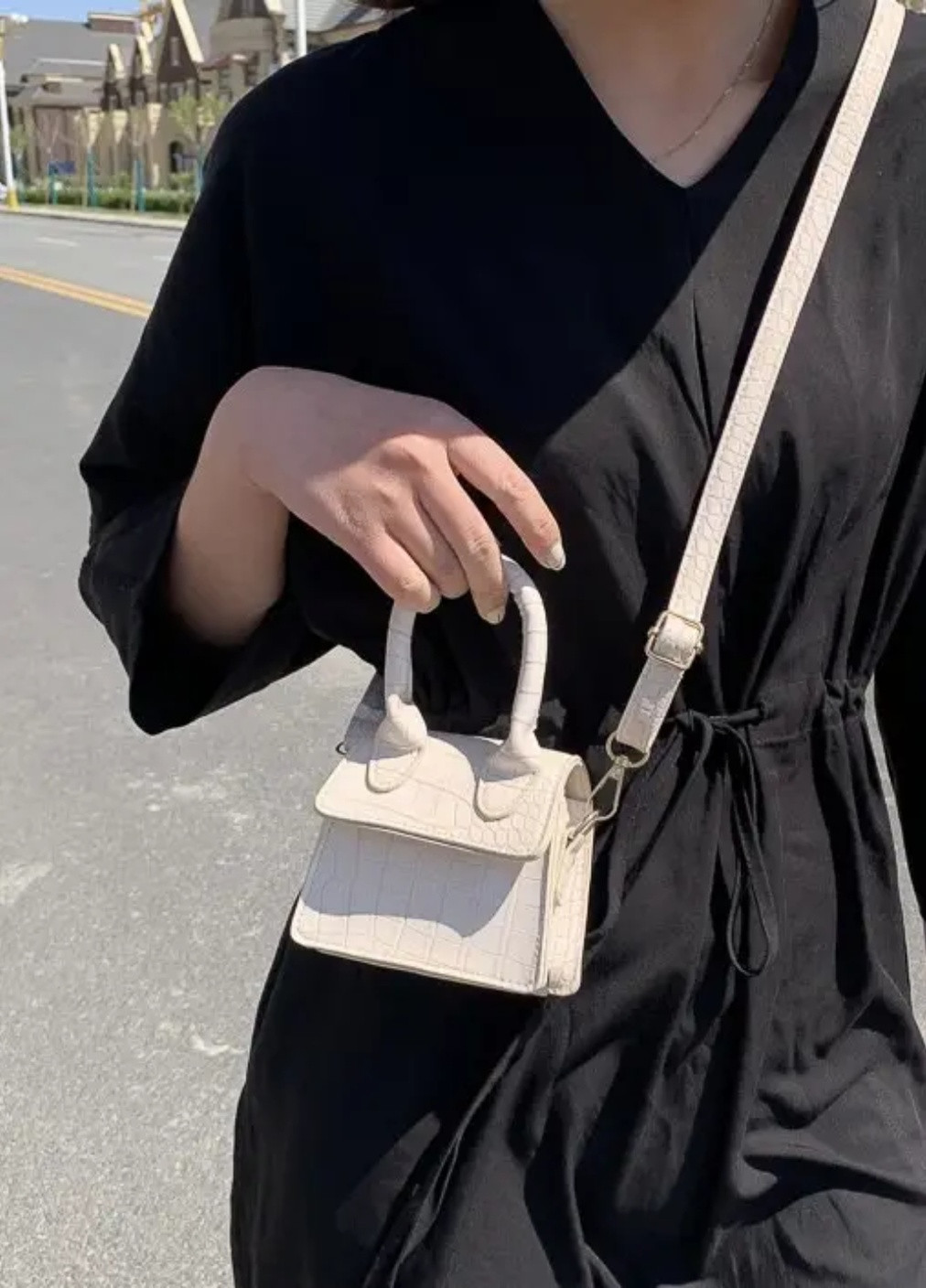 Жіноча класична маленька сумочка на ремінці крос-боді через плече бежева молочна No Brand (256989667)