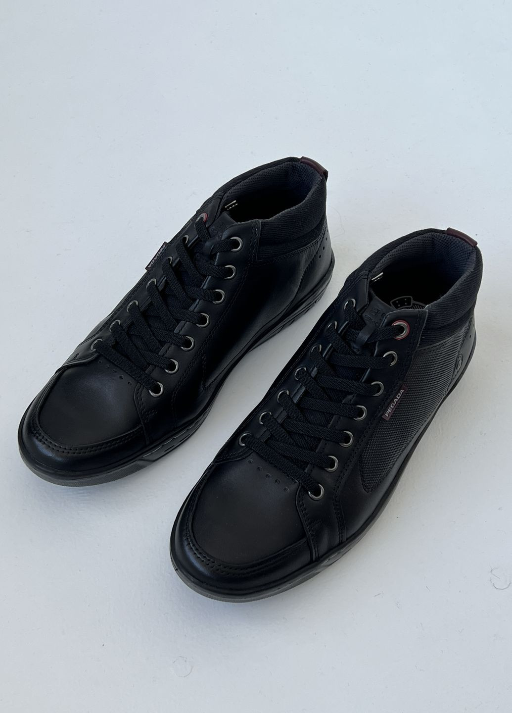 Черные осенние ботинки Pegada