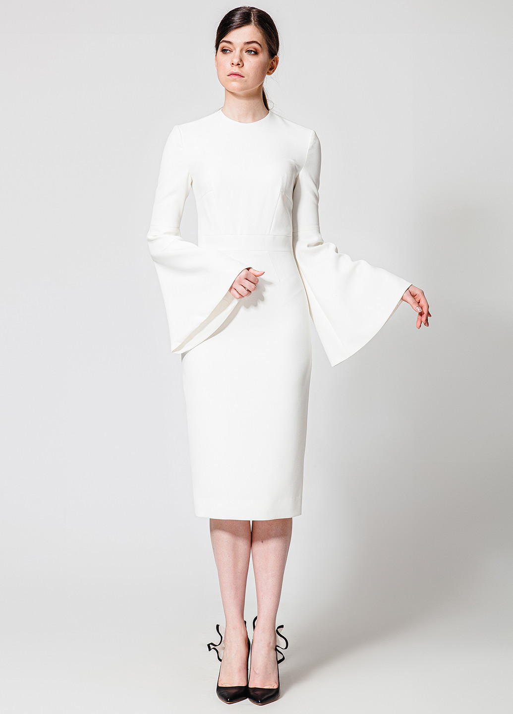 Белое коктейльное, праздничный белое платье-футляр с рукавами-клёш футляр Nai Lu-na by Anastasiia Ivanova однотонное