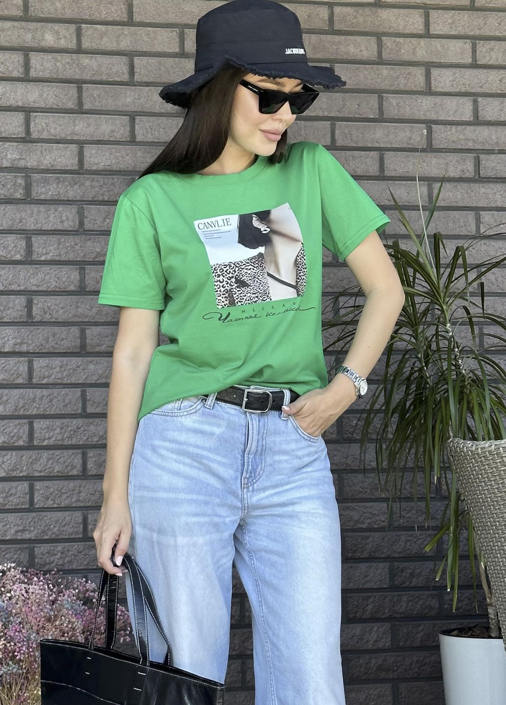 Зелена літня футболка жіноча зеленого кольору з малюнком Let's Shop