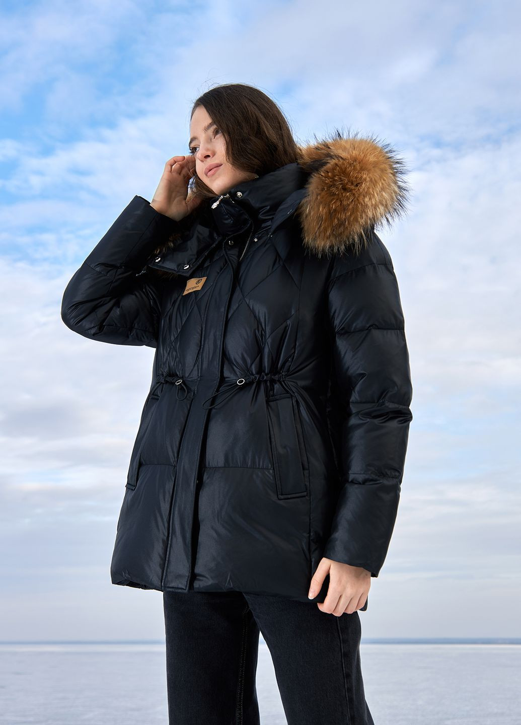 Черная зимняя утепленная куртка с мехом енота модель Vo-tarun 899