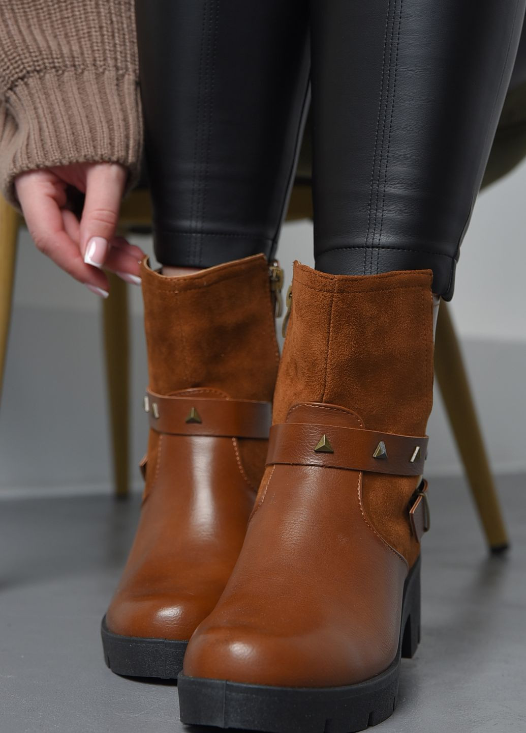 Осенние ботинки женские демисезонные светло-коричневого цвета на молнии дезерты Let's Shop без декора из искусственной кожи