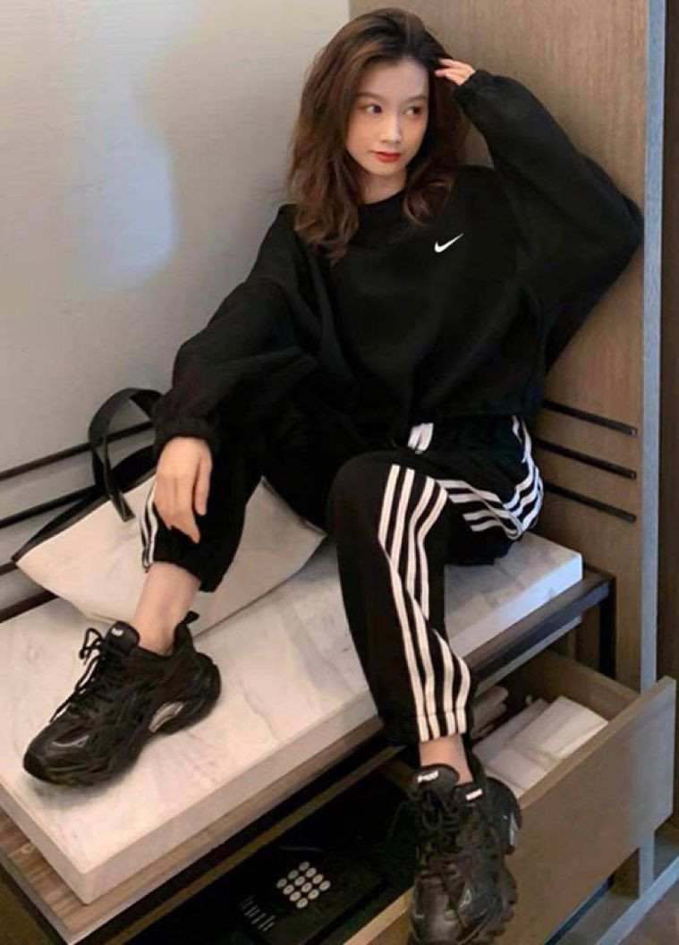 Стильний спортивний костюм з двонитки, спортивний костюм з чотирма смужками на штанах. No Brand 010 (277171452)