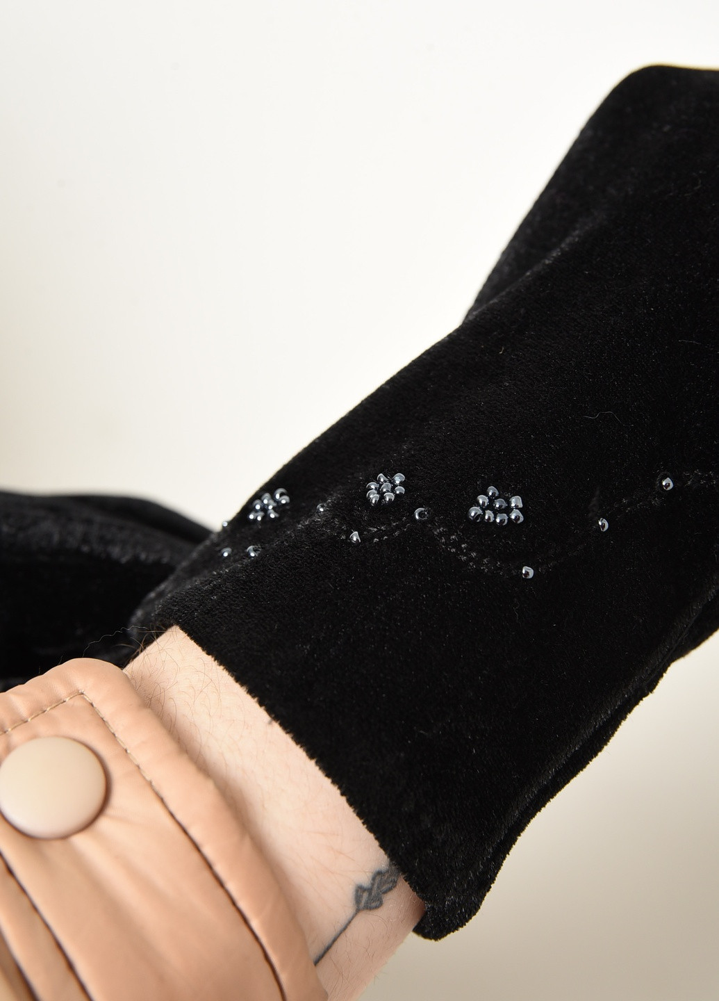 Перчатки женские велюровые на меху черного цвета Let's Shop (256691085)
