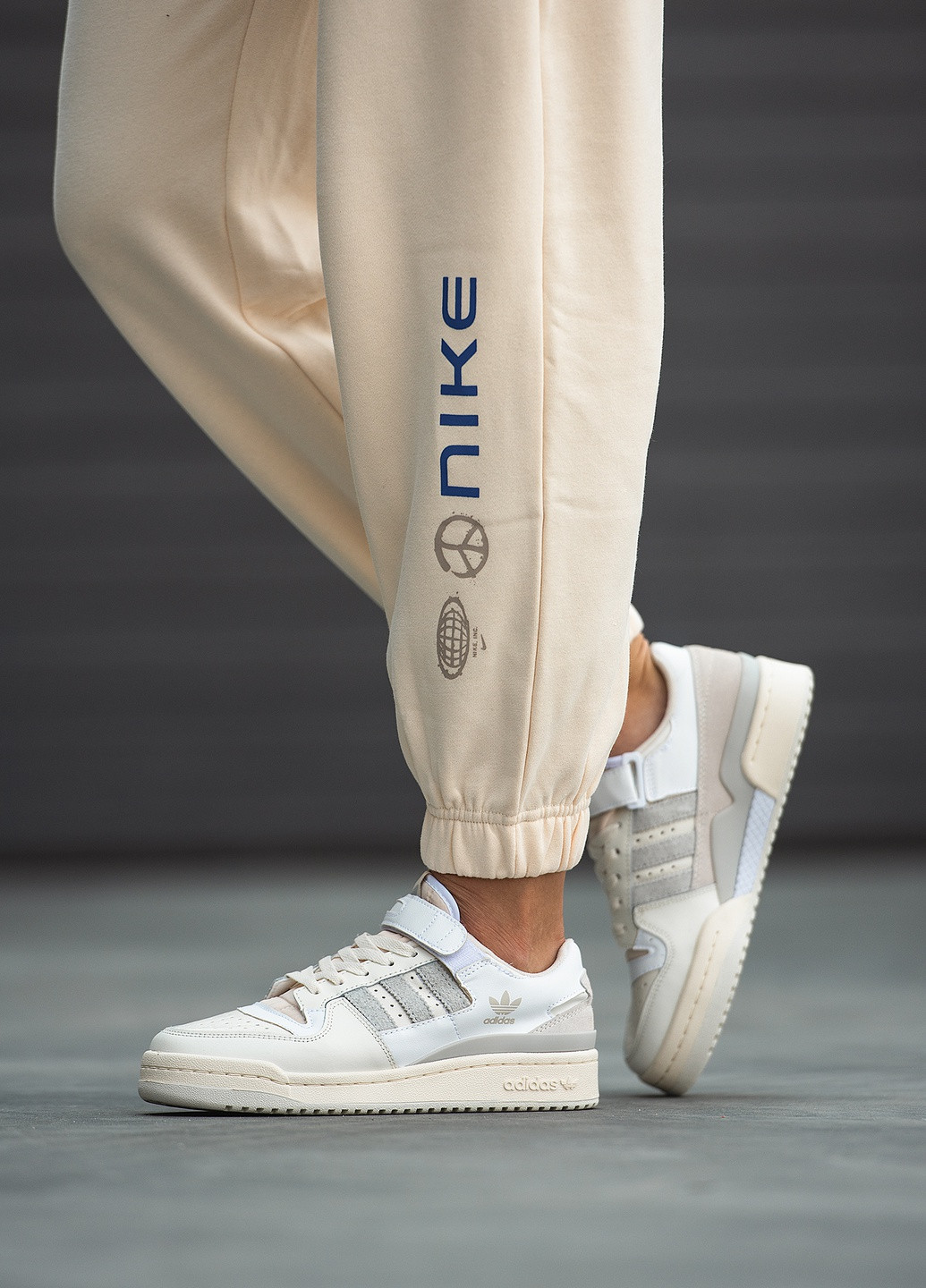 Білі осінні кросівки жіночі adidas forum 84 low репліка білі No Brand