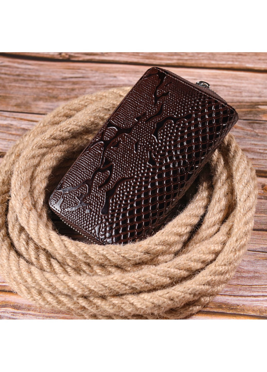 Вместительное женское портмоне из лакированной фактурной кожи 21429 Коричневый Karya (258286355)