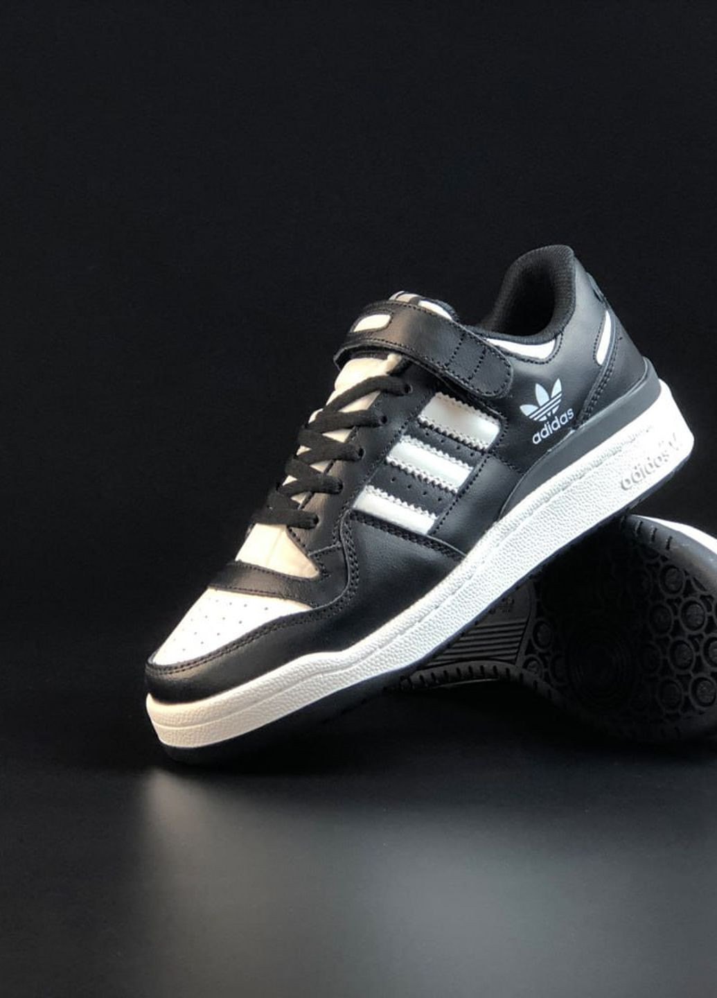 Черно-белые демисезонные кроссовки мужские adidas forum low реплика черно-белые No Brand