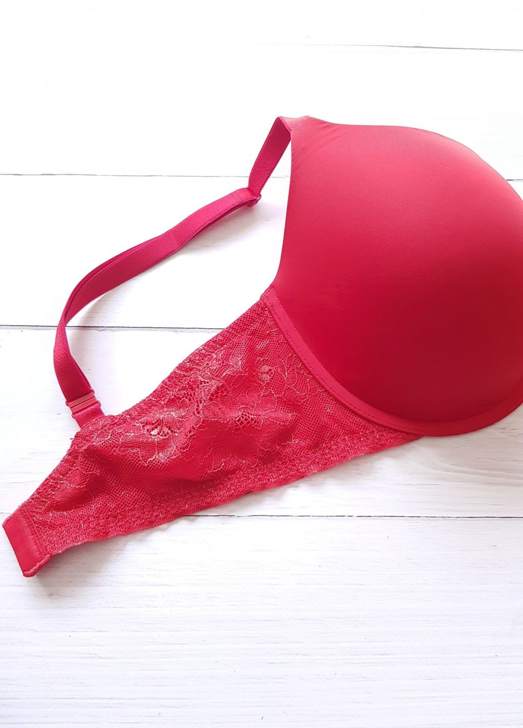 Красный бюстгальтер victoria`s secret красный с гипюром сзади Victoria's Secret