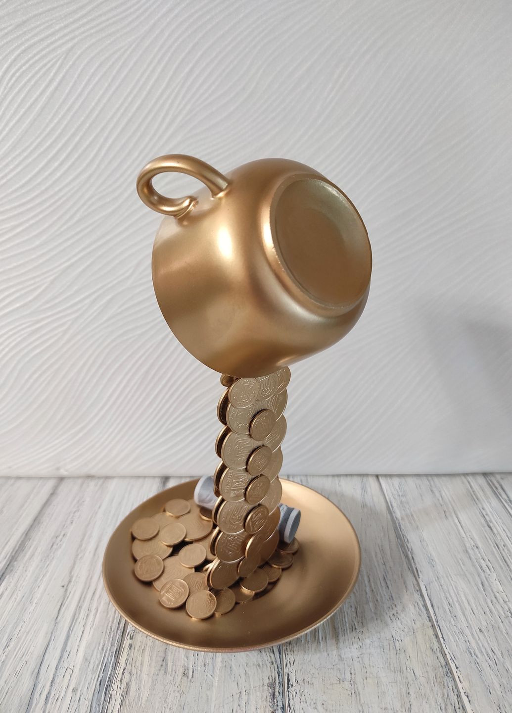 Сувенир статуэтка парящая чашка с золотым напылением и монетами ручная работа хенд мейд подарок SuvenirPodarokZP (260495446)