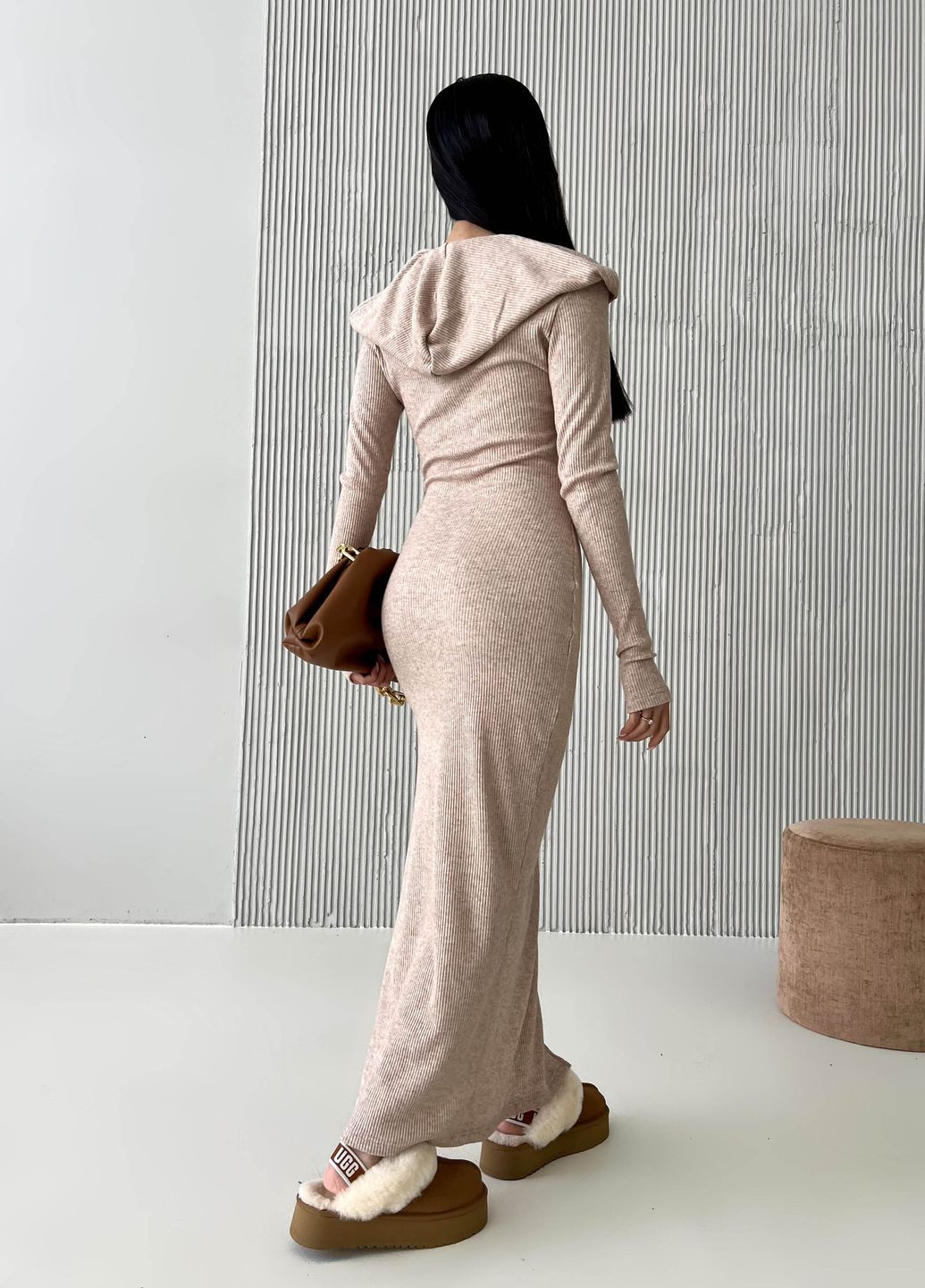 Бежевое вечернее стильное платье бежевого цвета с капюшоном Jadone Fashion однотонное