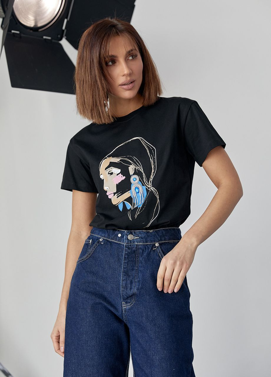 Черная летняя женская футболка украшена принтом девушки с сережкой - черный Lurex