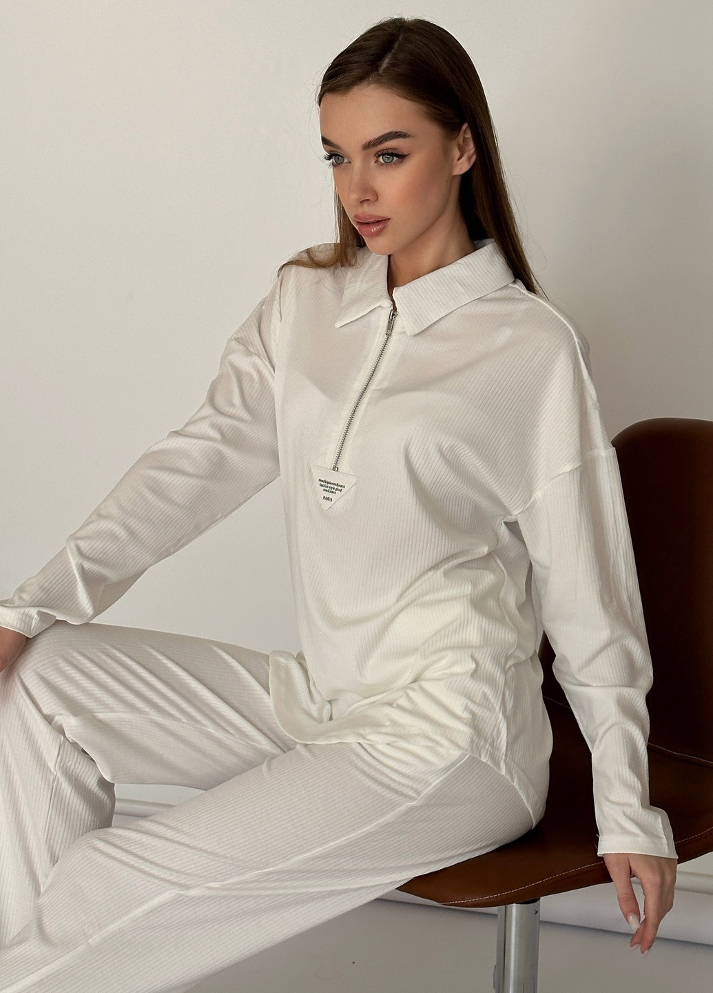 Жіночий костюм з тканини рубчик білого кольору Let's Shop (258425189)