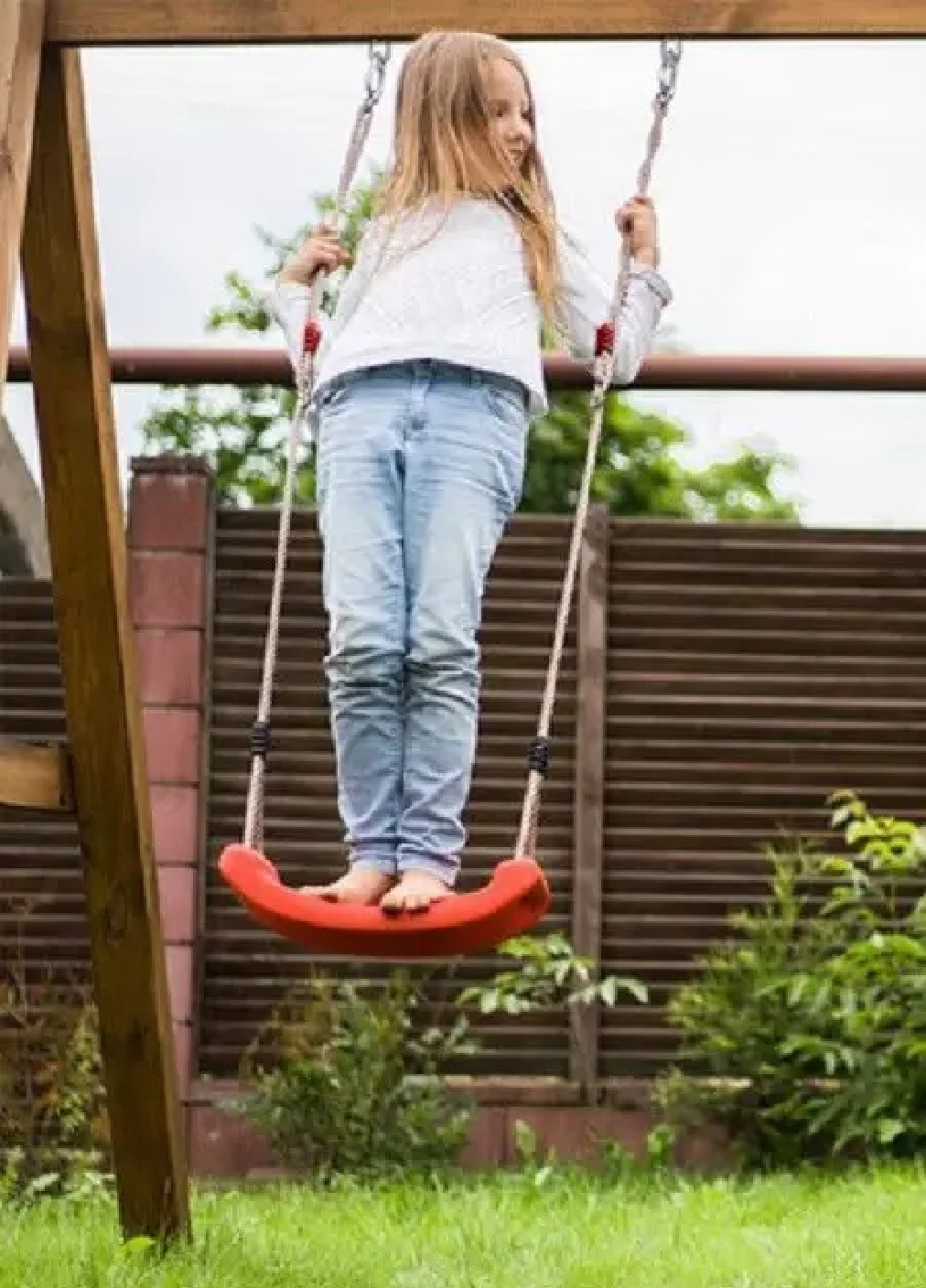 Дитяча підвісна пластикова гойдалка на мотузці для будинку вулиці саду тераси 43х16,5х175 см (474760-Prob) Червона Unbranded (259644297)