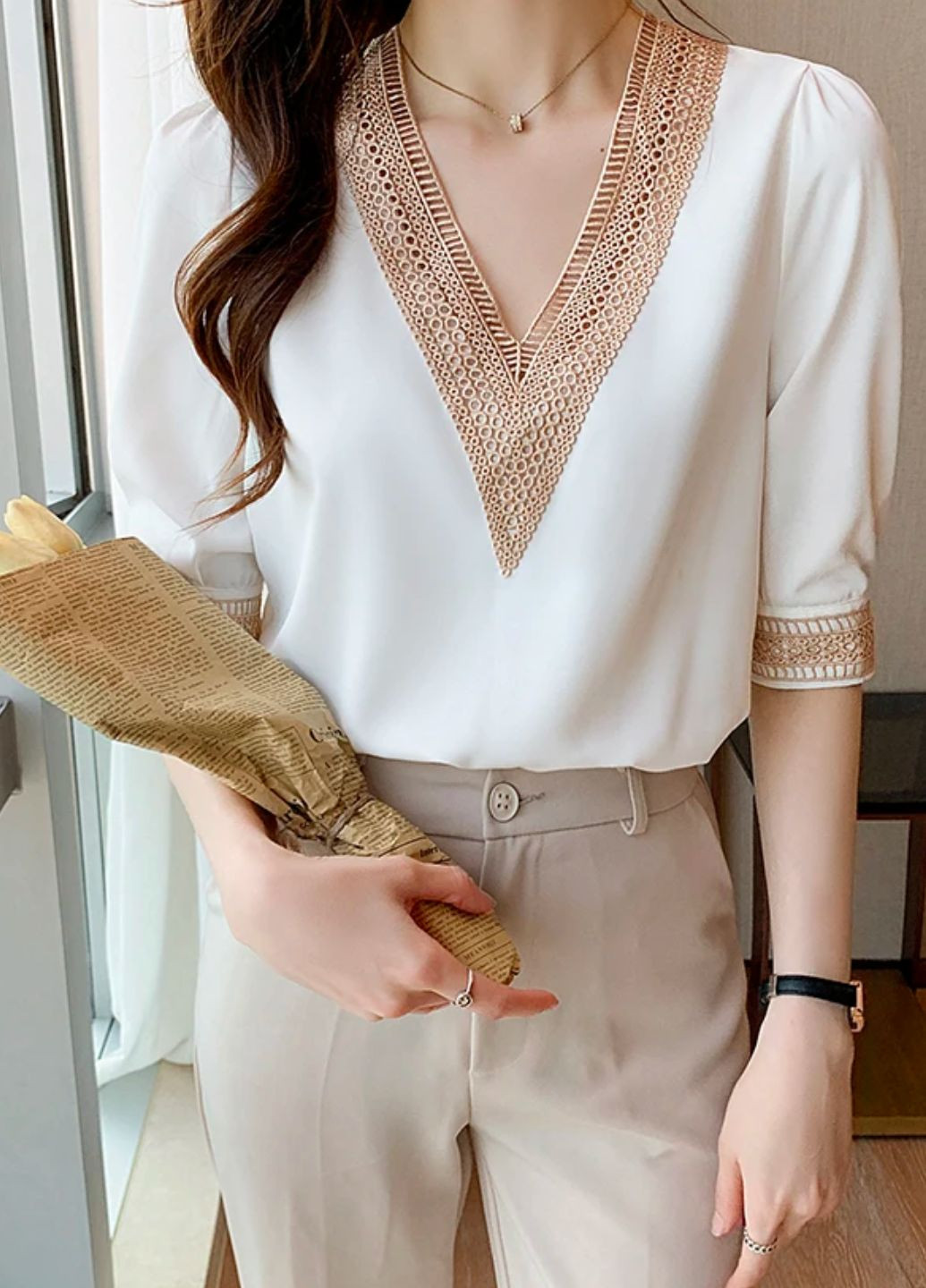 Біла блуза жіноча з мереживним декольте Surwenyue