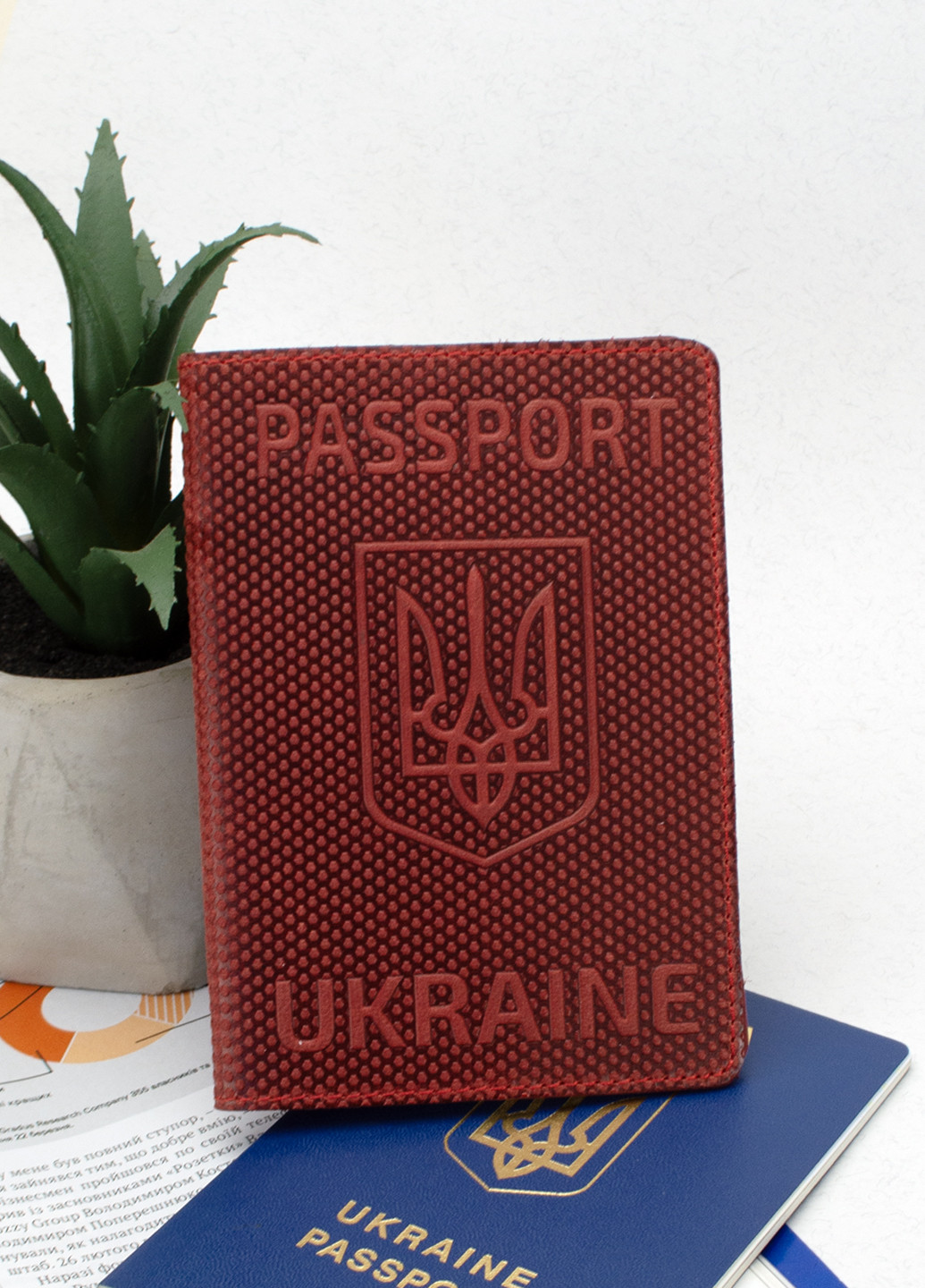 Обложка на паспорт кожаная "Герб" красная с тризубом HandyCover (261406855)