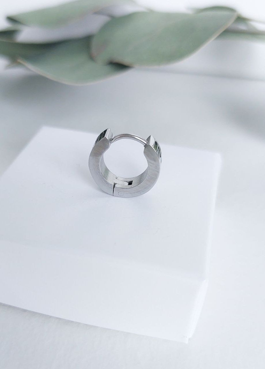 Сережка кільце зі сталі з рунами (1 шт) унісекс MK1235-1 срібний DeKolie (260596472)