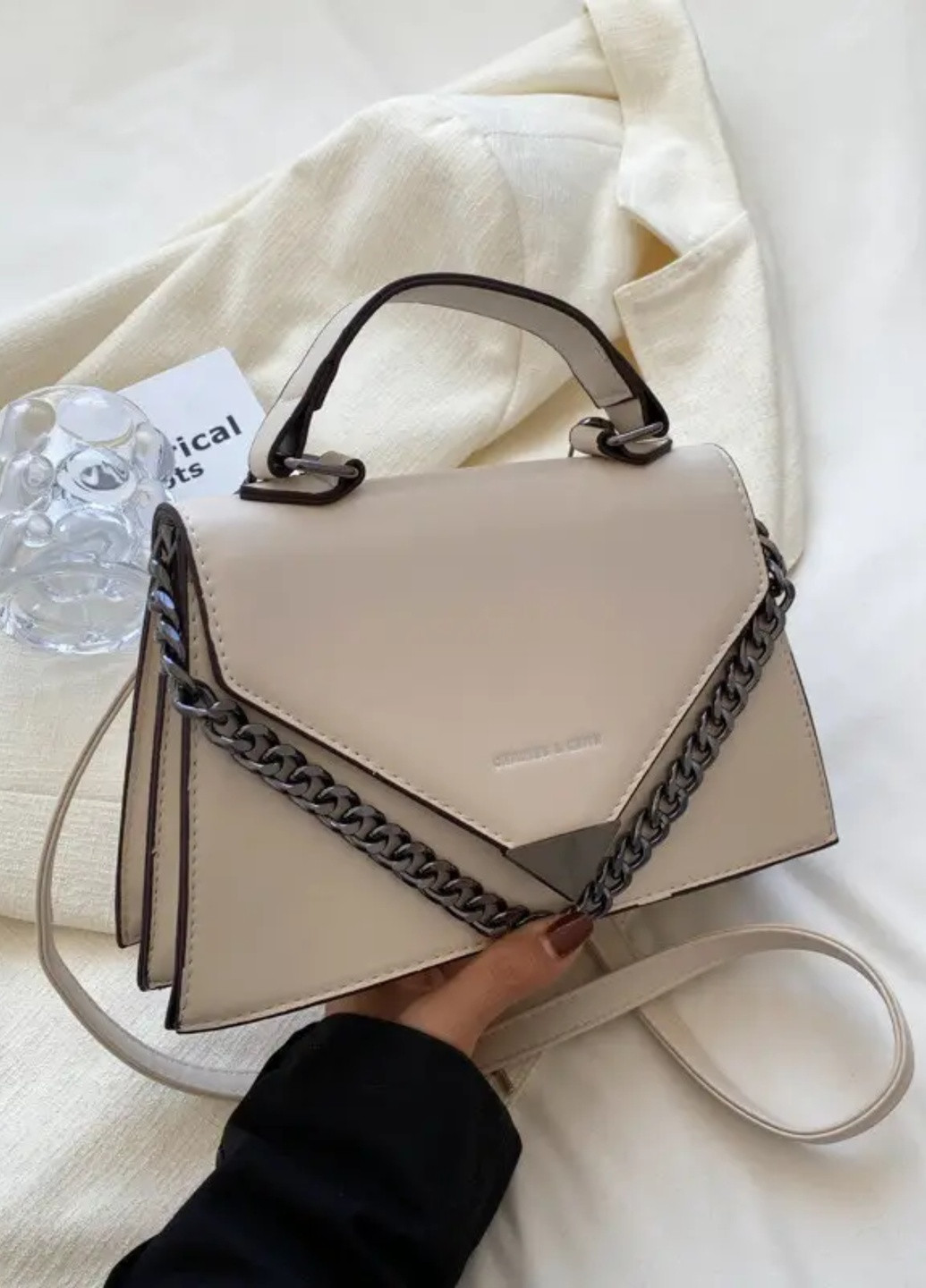 Жіноча класична сумка крос-боді з ланцюжком через плече на ремінці біла No Brand (257765350)