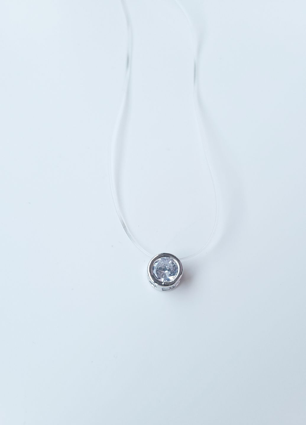 Кулон белый прозрачный камушек на леске-резинке в металлической серебристой оправе No Brand (276004384)
