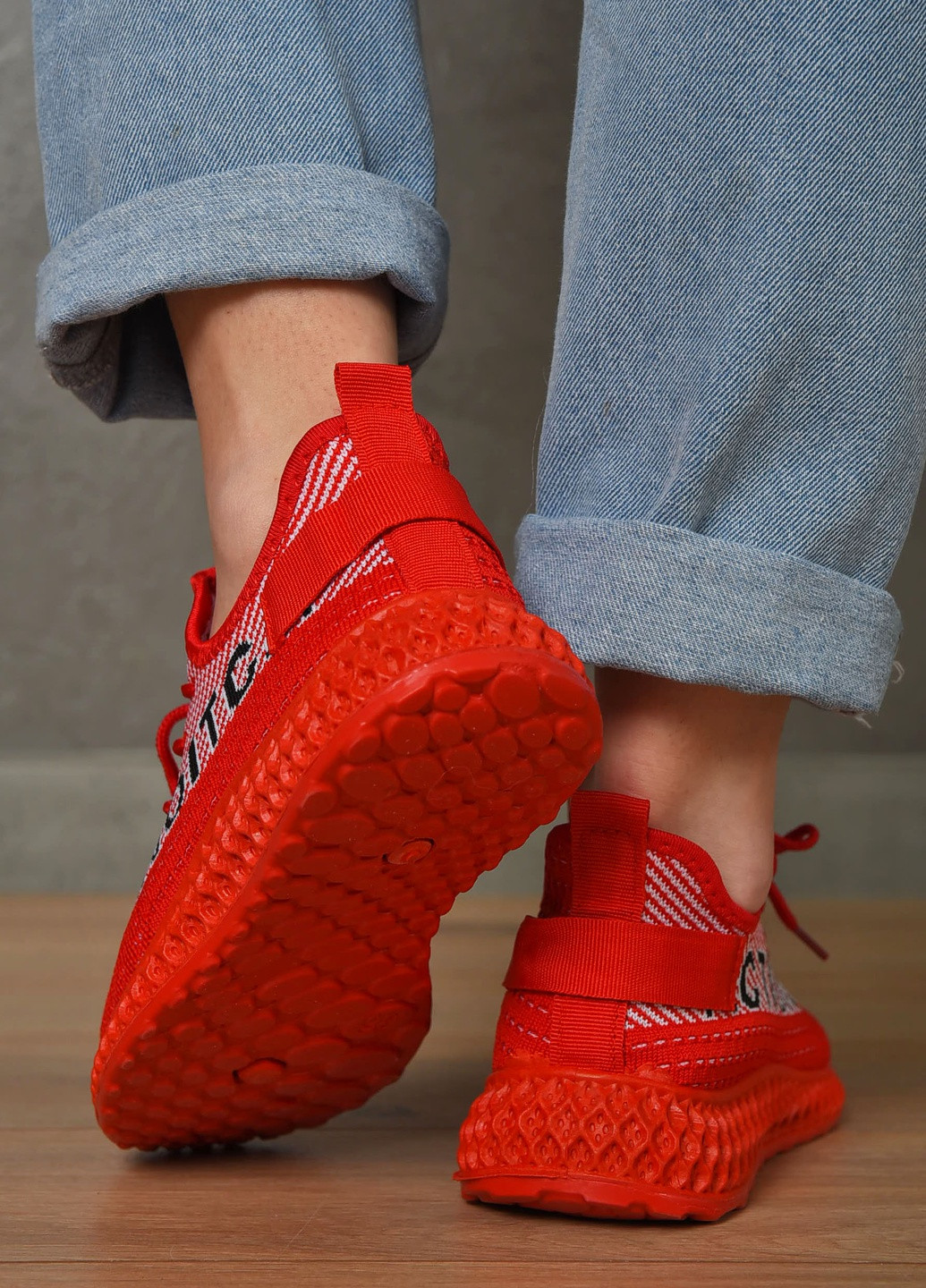 Червоні осінні кросівки жіночі червоного кольору текстиль Let's Shop