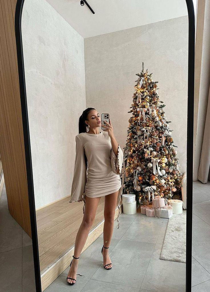 Бежевое универсальное платье из плотного рубчика в размере 42-46, красивое платье с идеальной посадкой длину которого можно регулировать No Brand