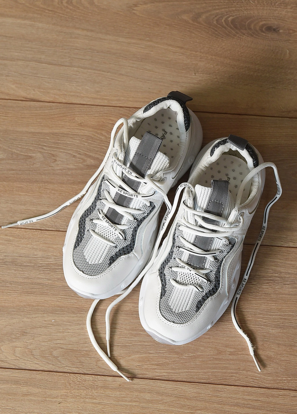 Білі осінні кросівки жіночі білого кольору з сірими вставками на шнурівці Let's Shop