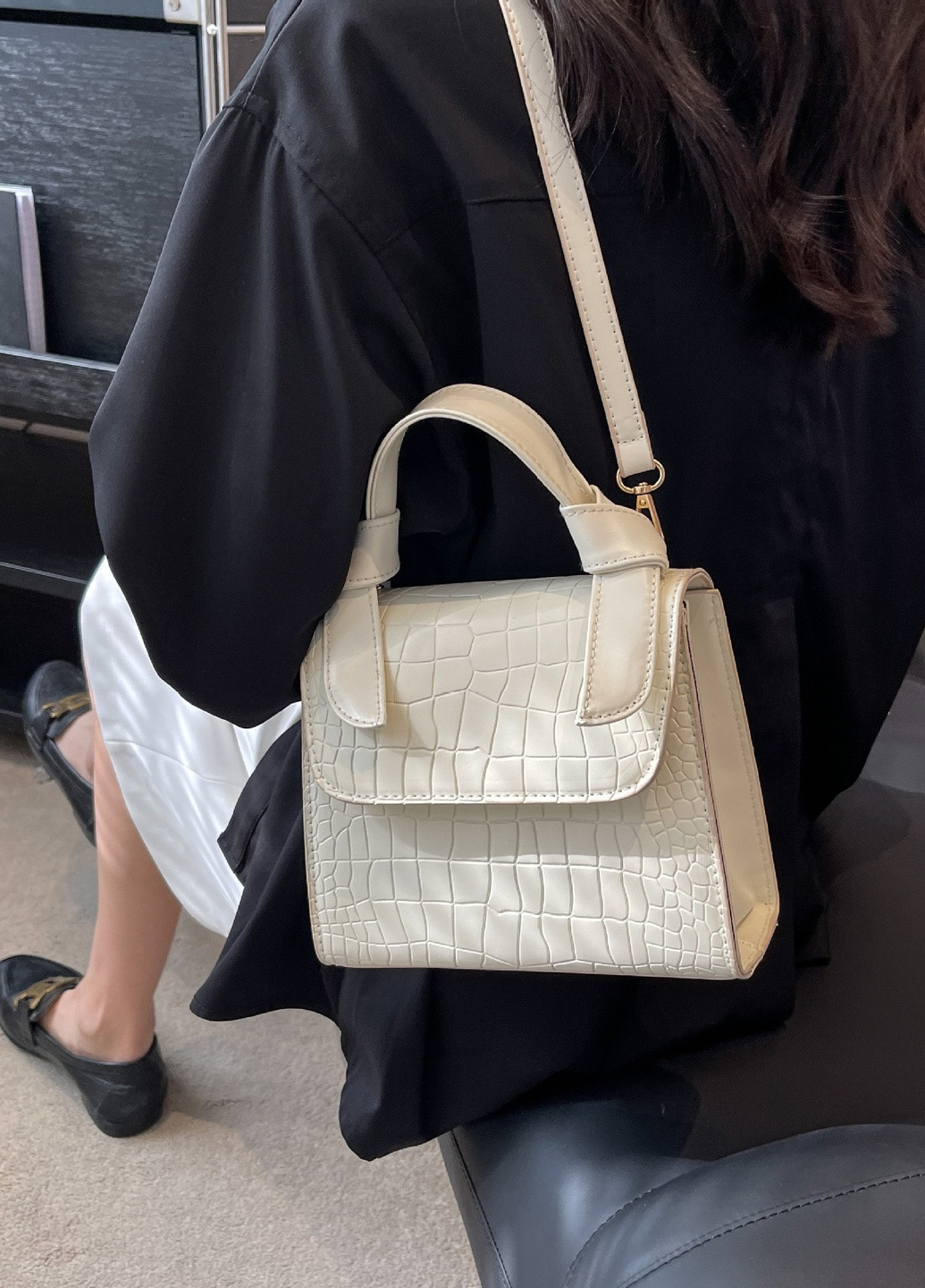 Жіноча квадратна сумочка кроссбоди на ремінці рептилія A1325 чорна No Brand (259316452)