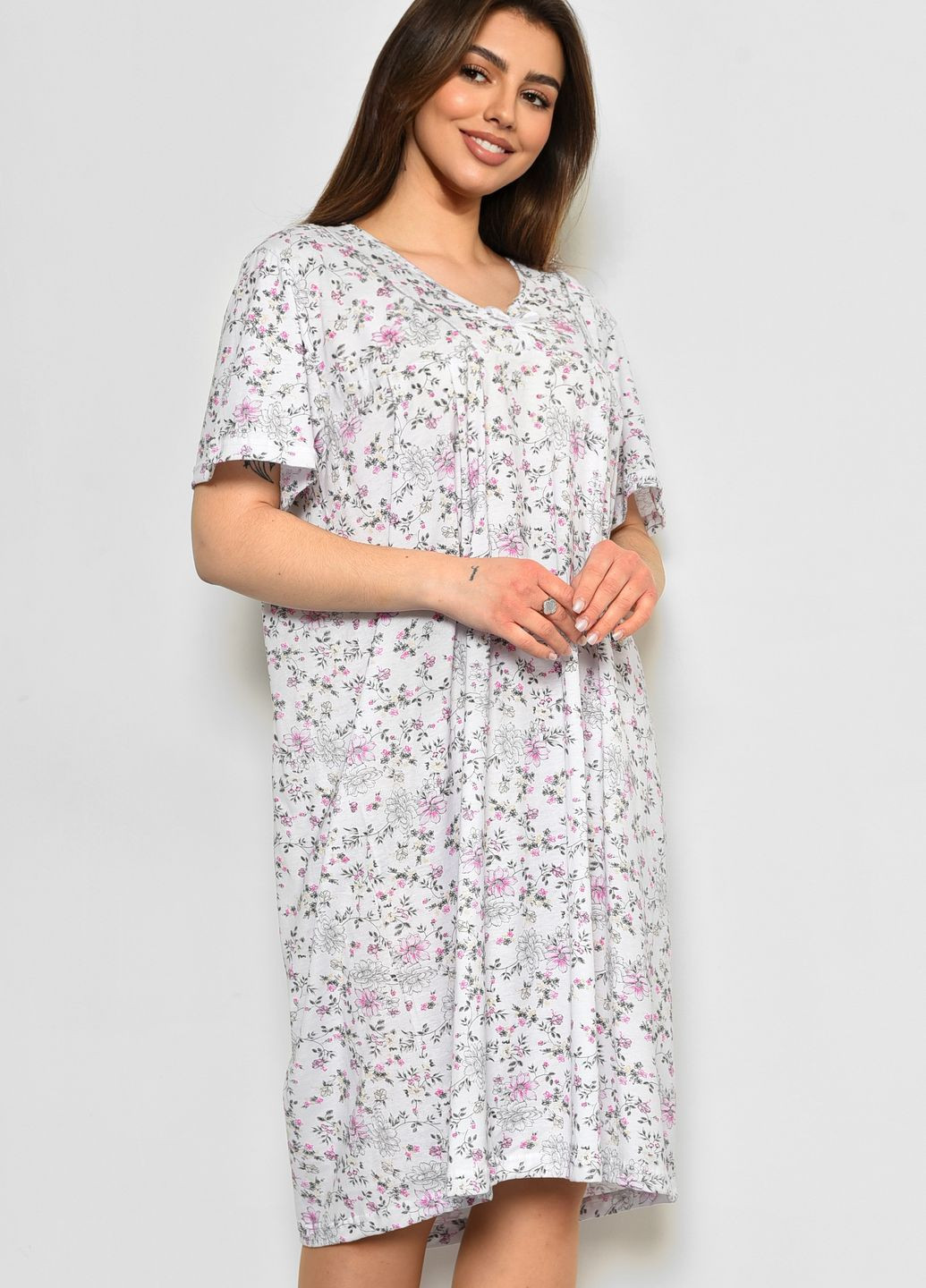 Нічна сорочка жіноча батальна білого кольору з квітковим принтом Let's Shop (277925642)