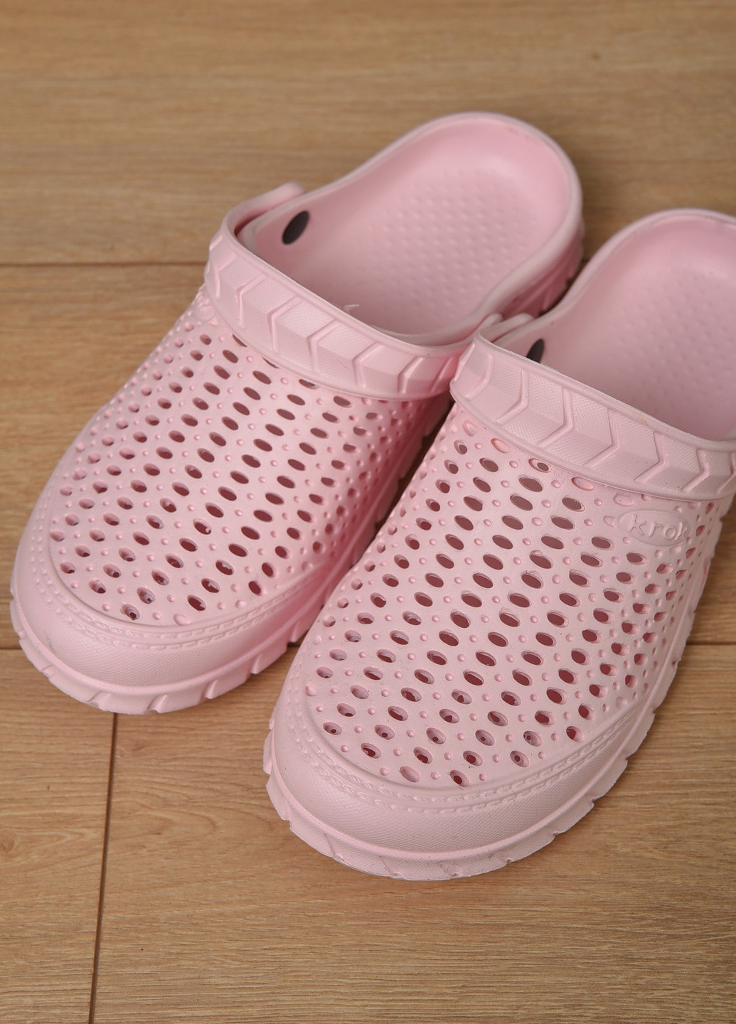 Крокси жіночі рожевого кольору Let's Shop (258140038)