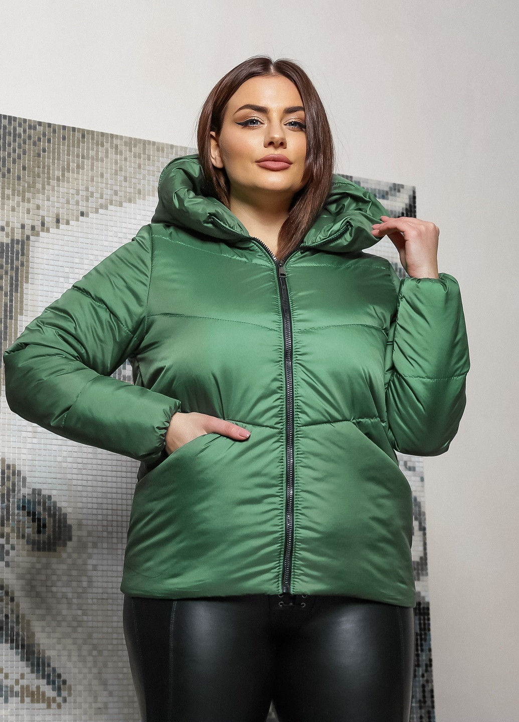 Зеленая демисезонная женская куртка весенняя большого размера SK