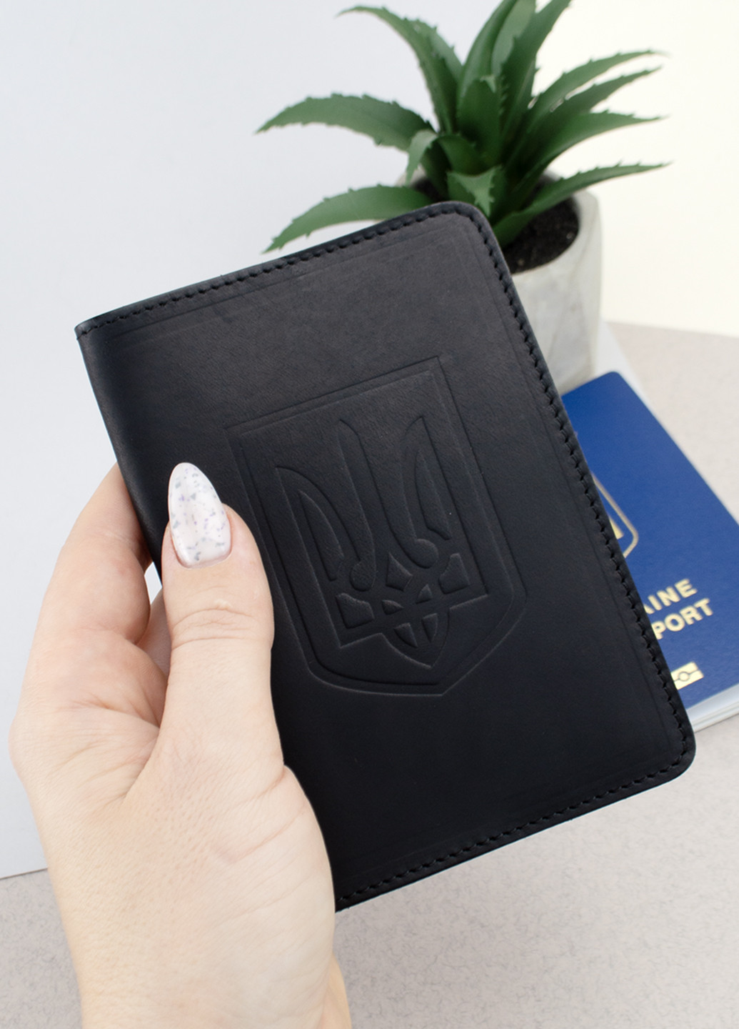 Обкладинка на паспорт шкіряна HC-0074-1 з гербом України чорна матова HandyCover (263686830)