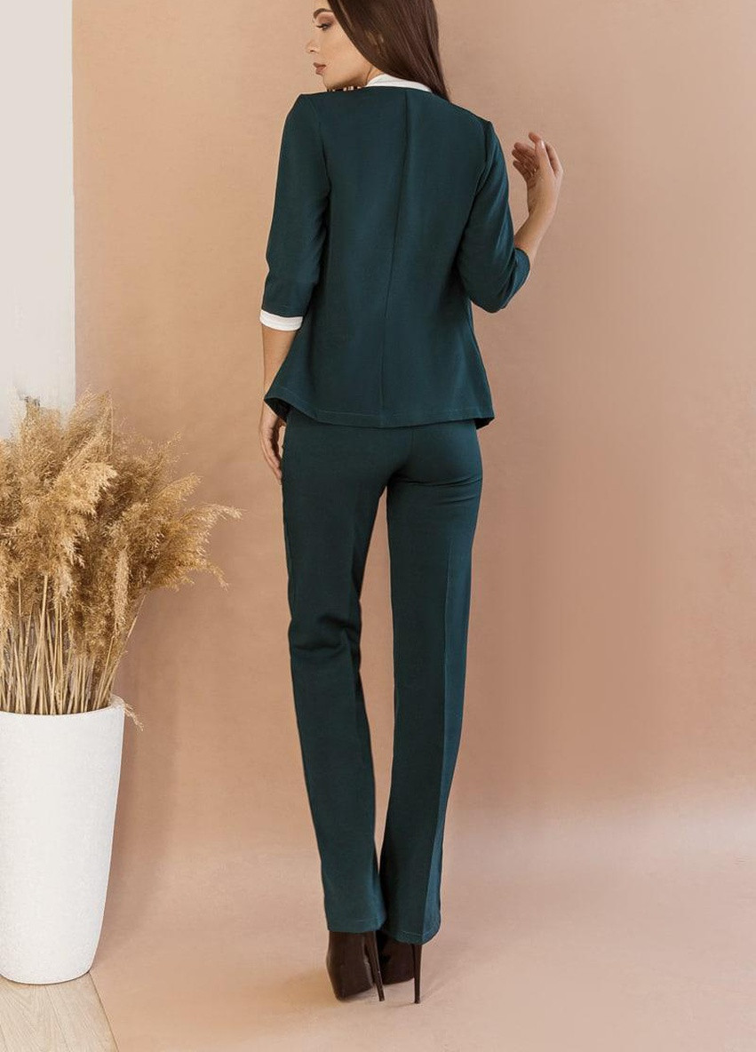 Жіночий стильний брючний костюм із костюмної тканини середньої щільності зеленого кольору р.52/54 383784 New Trend (257611185)