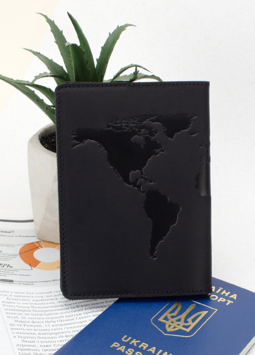 Обкладинка шкіряна на закордонний паспорт "Карта" (чорна) HandyCover (261406365)