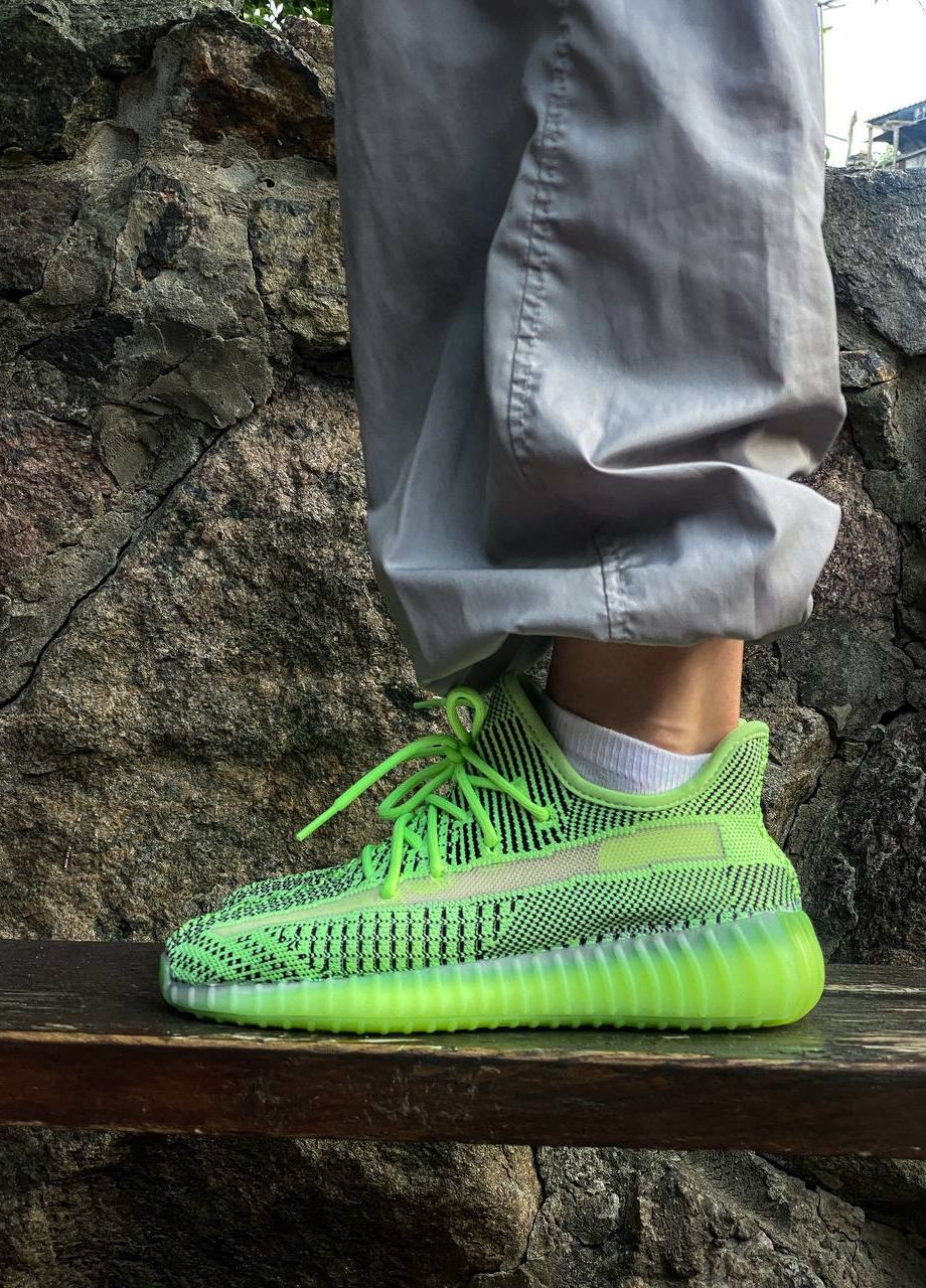 Світло-зелені осінні кросівки жіночі adidas Yeezy Boost 350 v2 Yeezreel
