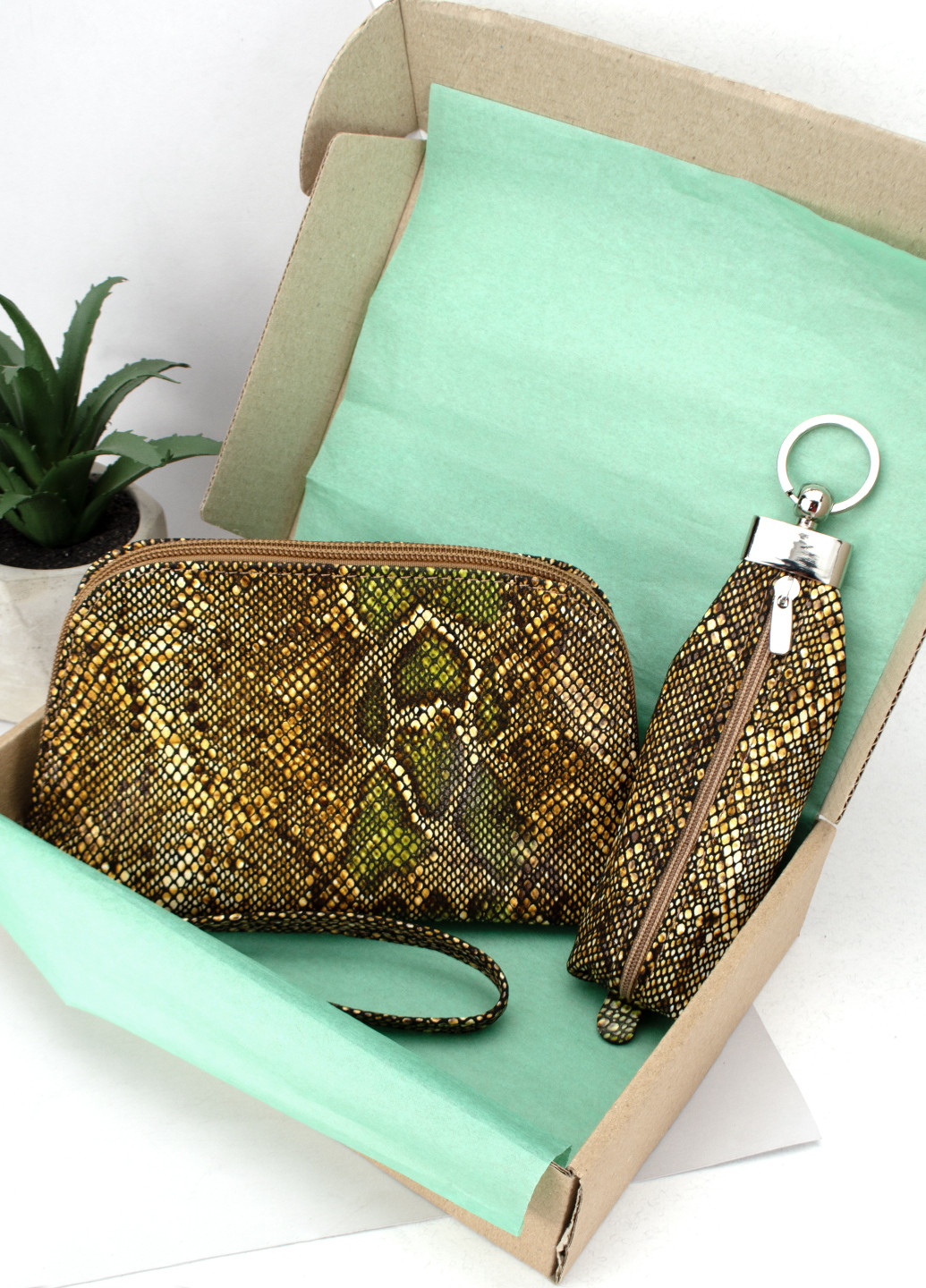 Подарунковий набір для жінки №72: косметичка + ключниця золотисто-зеленого кольору під рептилію HandyCover (268465333)