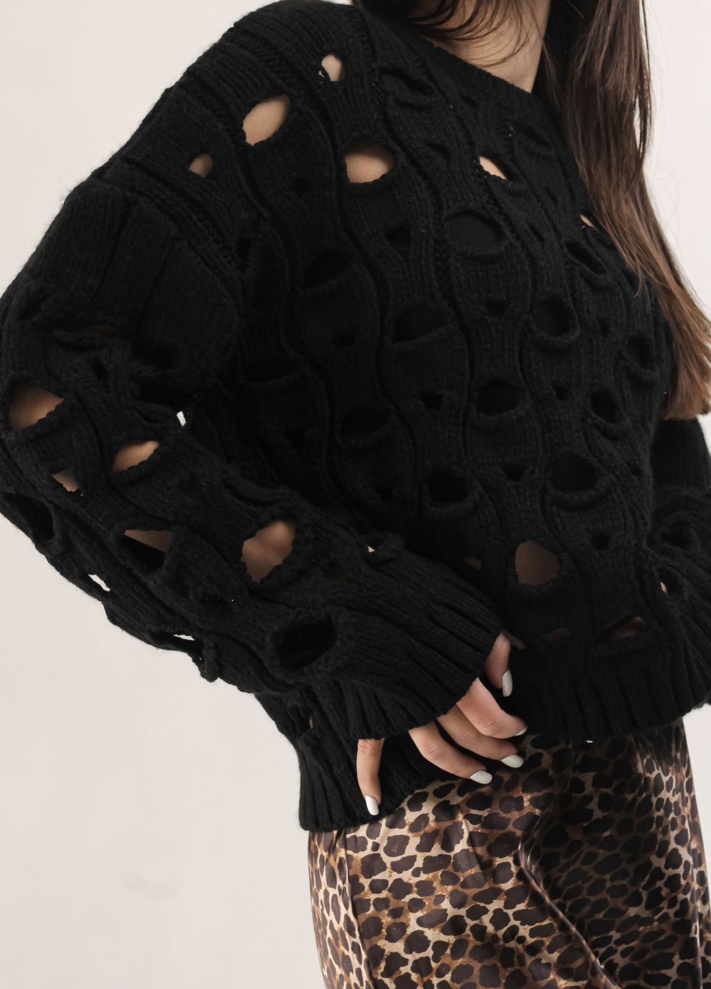 Чорний светр з вирізами чорний Bisou