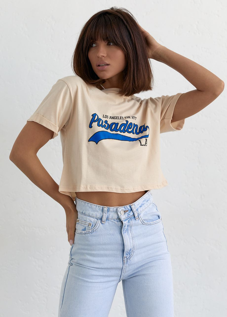 Бежевая летняя укороченная футболка с надписью pasadena - кремовый Lurex