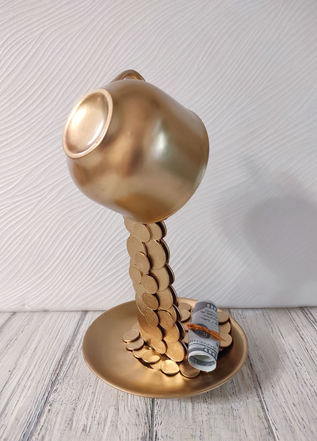 Сувенір статуетка левітуюча чашка з золотим напиленням та монетами ручна робота хендмейд подарунок SuvenirPodarokZP (260495444)