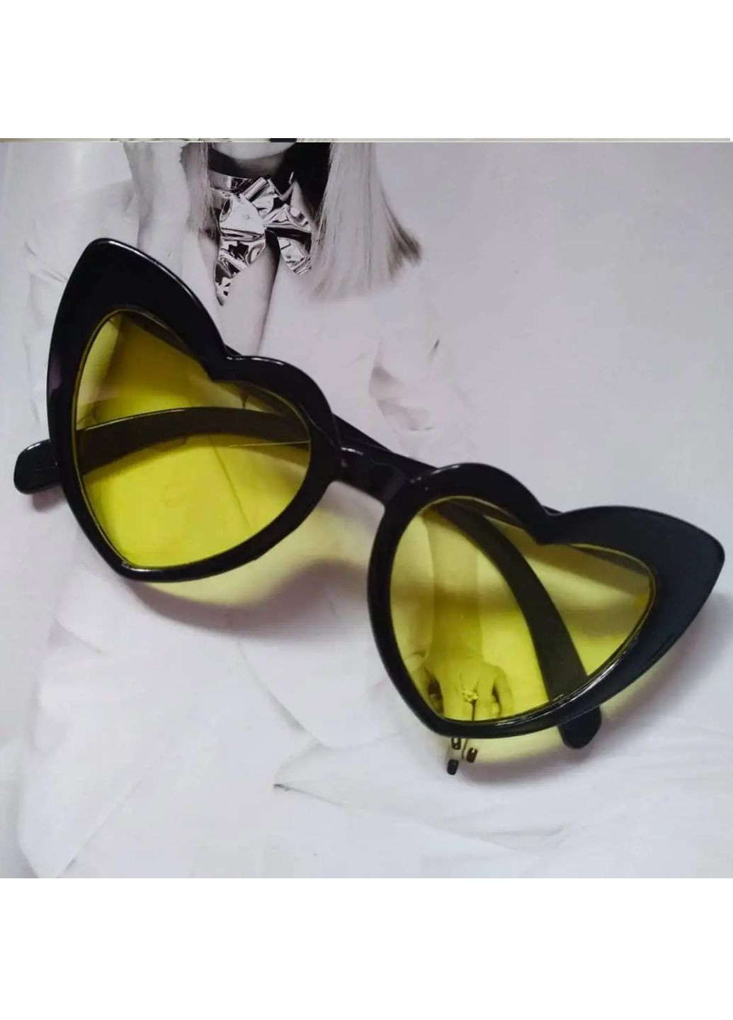 Женские очки солнцезащитные в форме сердца Желтый в черном No Brand (259139367)